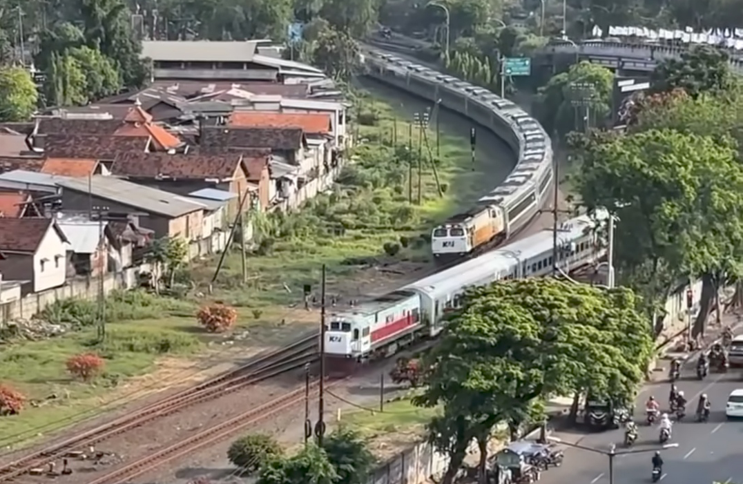 Pemandangan Unik di Stasiun Wonokromo. Ketika Kereta Jayabaya dan Penataran Terlihat Sejalur