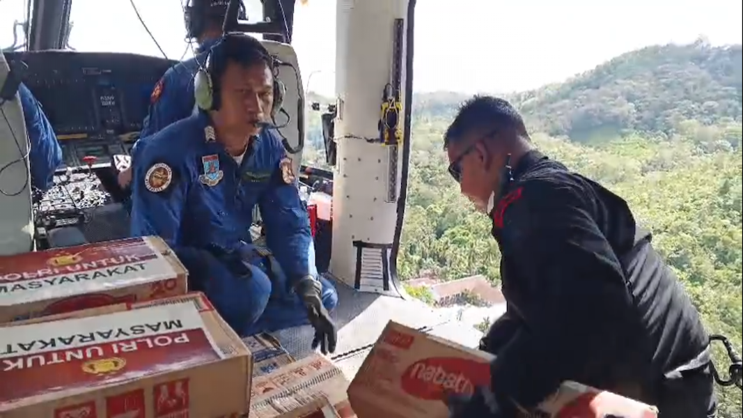 Polri Drop Bantuan Logistik dari Helikopter ke Lokasi Terisolasi Banjir di Sumut