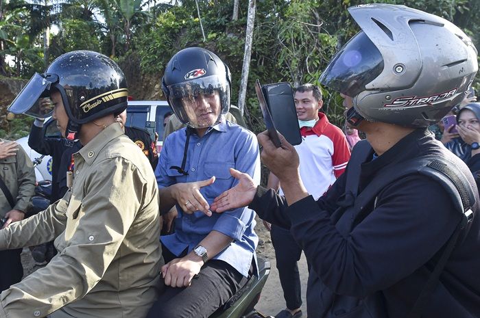 Naik Motor Trail Kunjungi Lokasi Bencana di Agam, Gibran: Warga Sumatera Tidak Sendiri