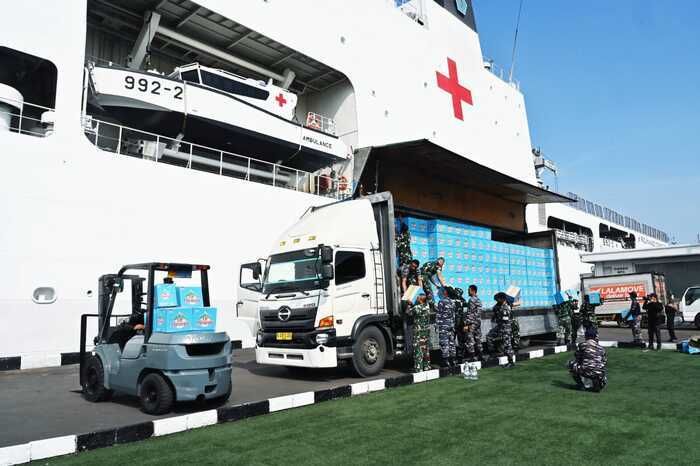 KRI dr. Radjiman Wedyodiningrat-992 Bawa Bantuan Air Bersih untuk Korban Bencana di Sumatera