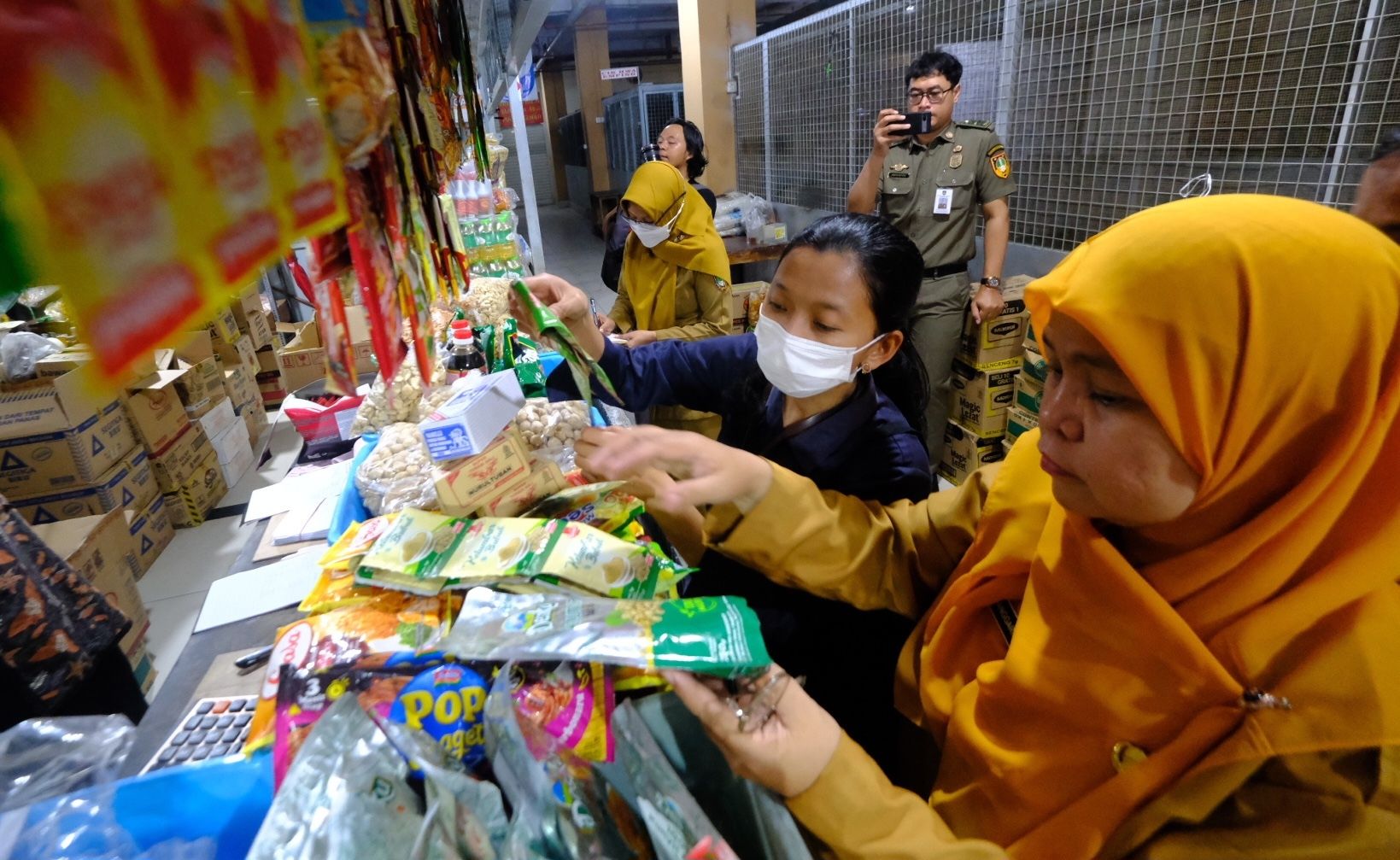 Jelang Natal dan Tahun Baru, Tim Gabungan Pemkot Solo Temukan Produk Makanan Kadaluwarsa