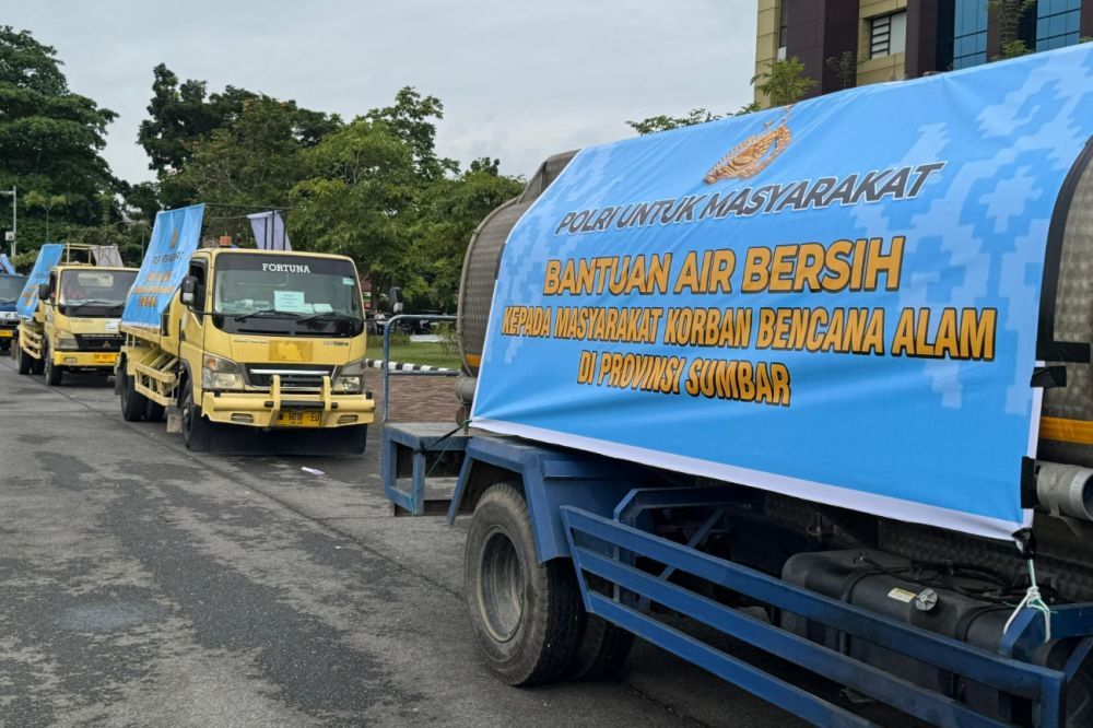Polda Riau Kerahkan 30 Truk Tangki Bawa 200 Ribu Ton Air Bersih untuk Korban Banjir Bandang Sumbar