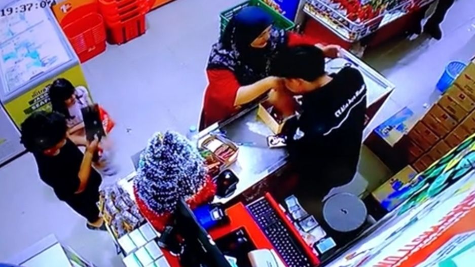 Dapat Kejutan Ulang Tahun Saat Sedang Kerja, Cowok Ini Langsung Terharu Disamperin Ibu dan Adiknya