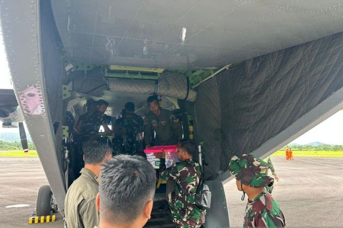 TNI AL Kerahkan Pesawat Cassa NC 212-200 Angkut 1,2 Ton Logistik ke Sibolga