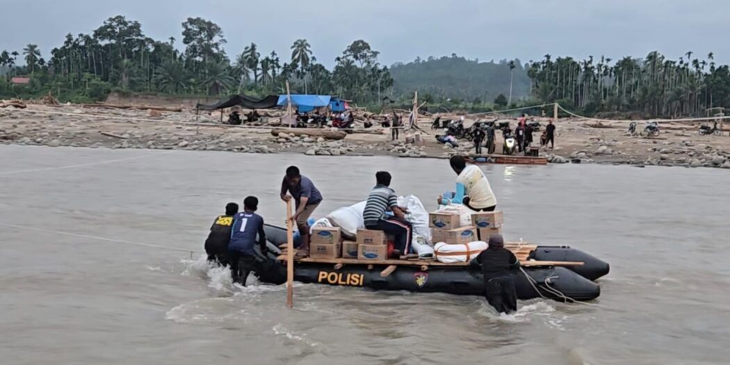 Bantu Mobilitas Warga, Kapolres Lhokseumawe Salurkan Perahu Karet Pasca Banjir