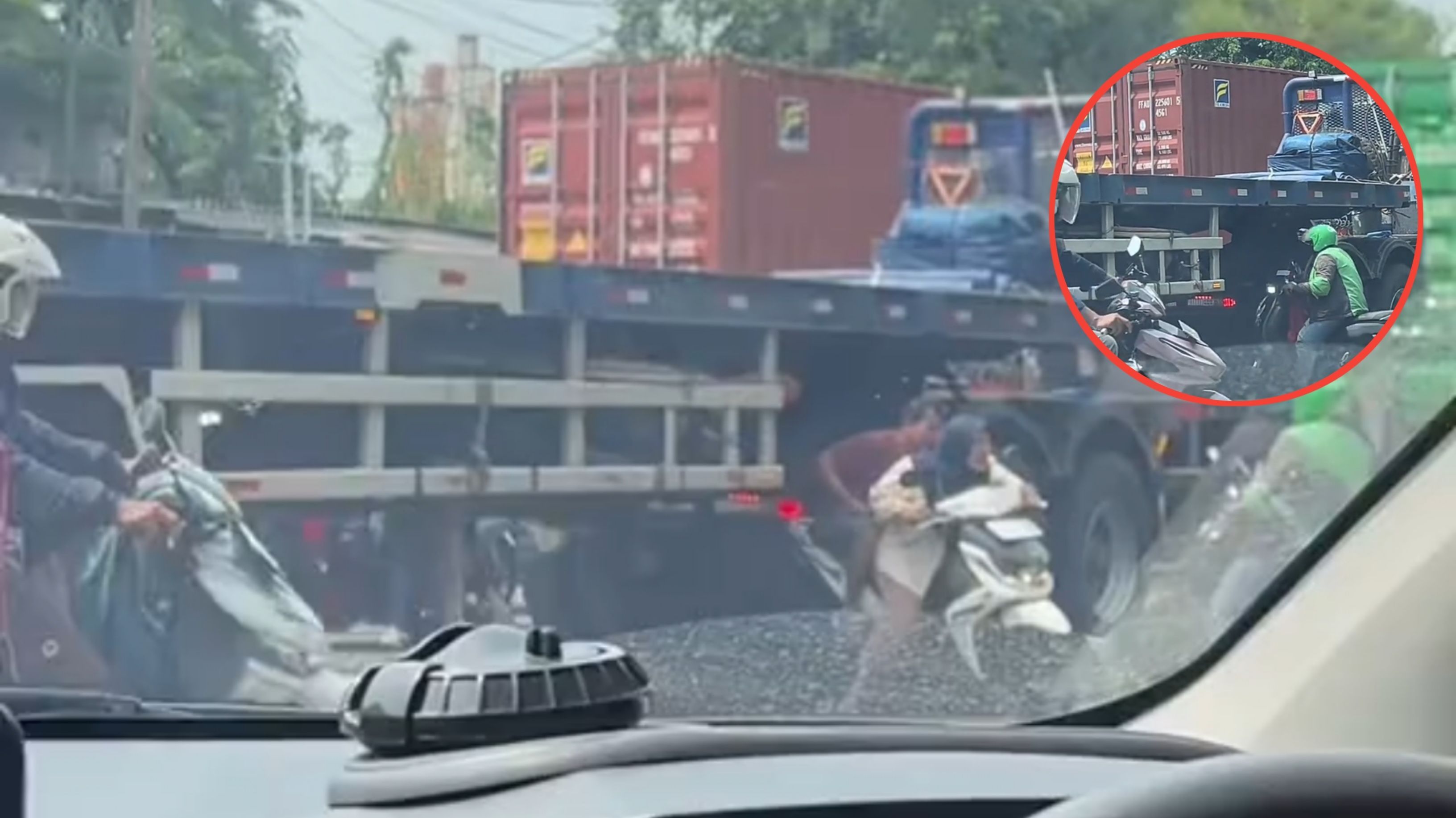 Terjebak Macet, Pengendara Motor Ambil Risiko Lewat Celah Truk Kontainer di Tengah Jalan