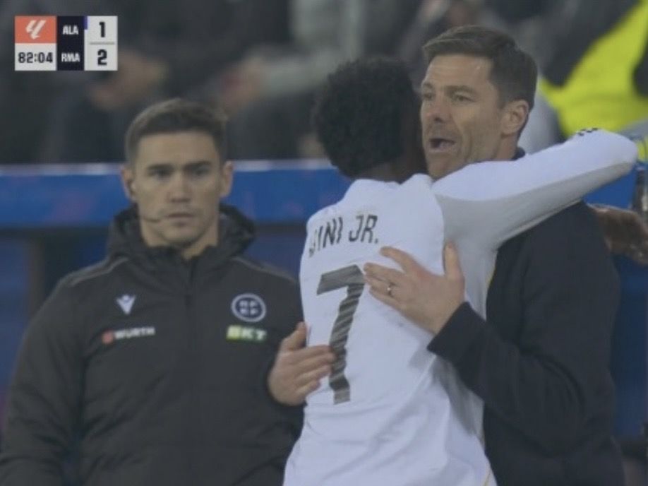 Pelukan Vinicius untuk Xabi Alonso Jadi Sorotan, Bukti Ruang Ganti Madrid Tetap Solid