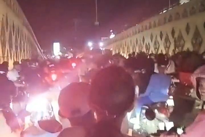 Bak Penguasa Jalan, Rombongan Pengantar Jenazah Ugal-ugalan Bikin Macet Poros Makassar-Maros