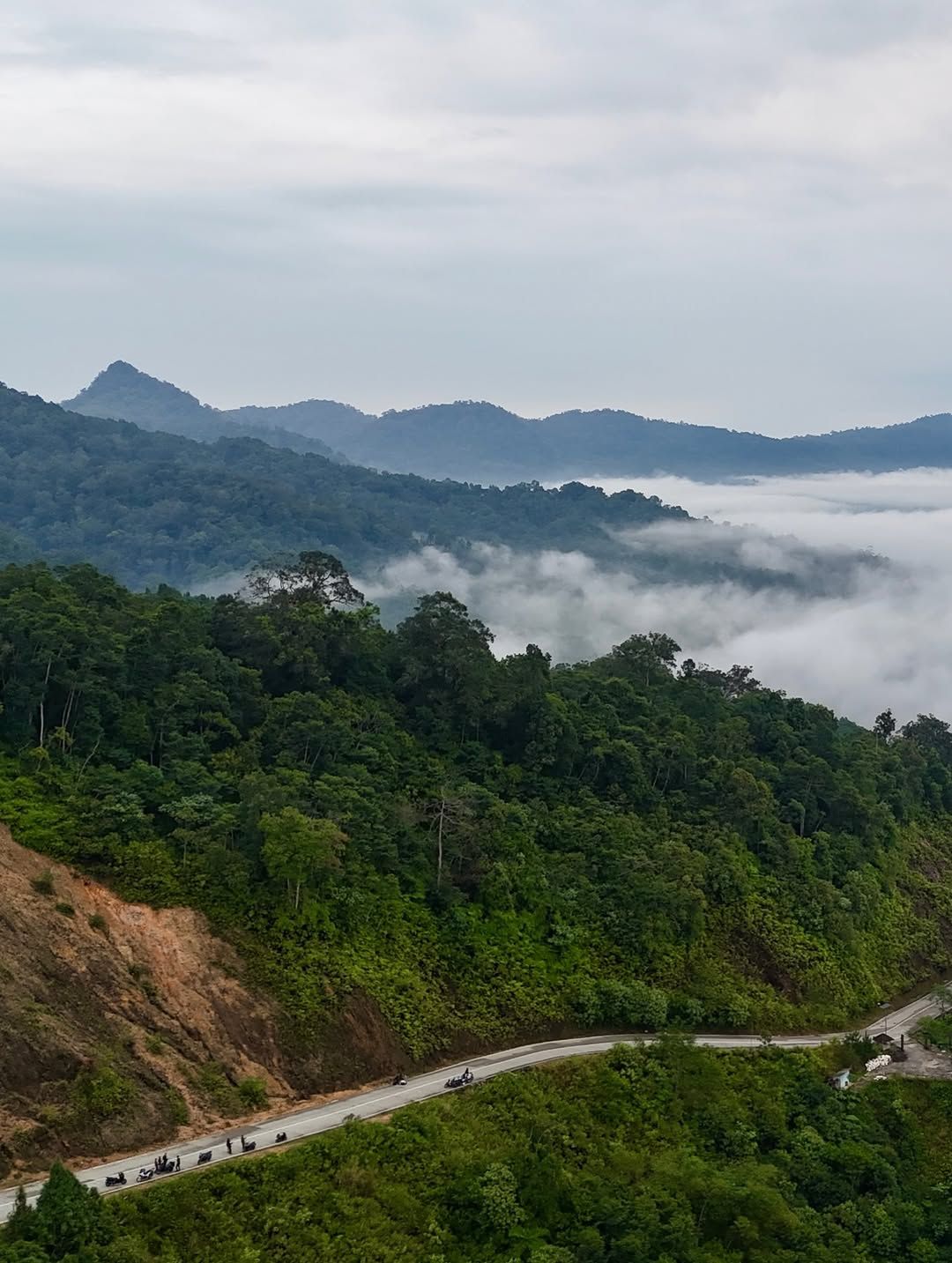 6 Destinasi Hiking yang Bisa Dikunjungi Tanpa Cuti Panjang!