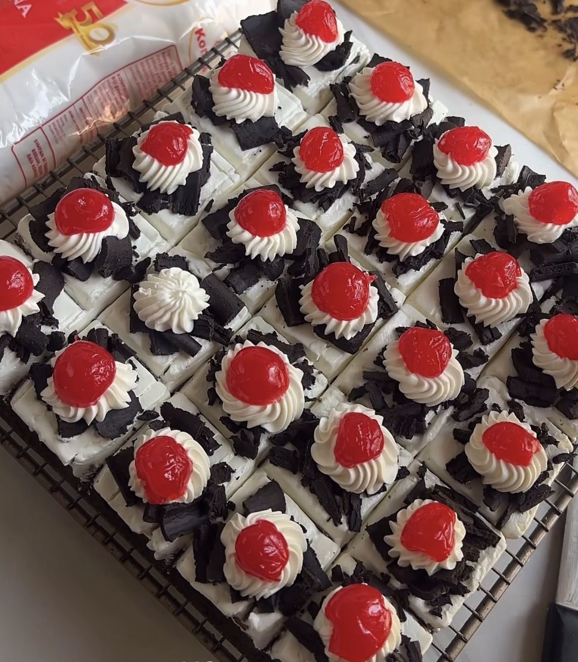 17 Ide Nama Usaha Black Forest yang Elegan, Kekinian, dan Mudah Diingat