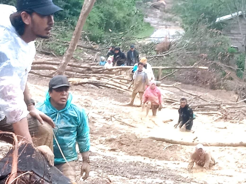 Kisah Nakes dan Grup Didong Terjebak Longsor Serta Banjir Bandang Di Simpang 27 Serule