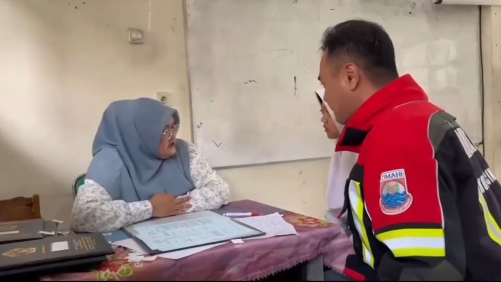 Aksi Tak Biasa Damkar Cimahi Dampingi Siswi Ambil Rapor di Sekolah