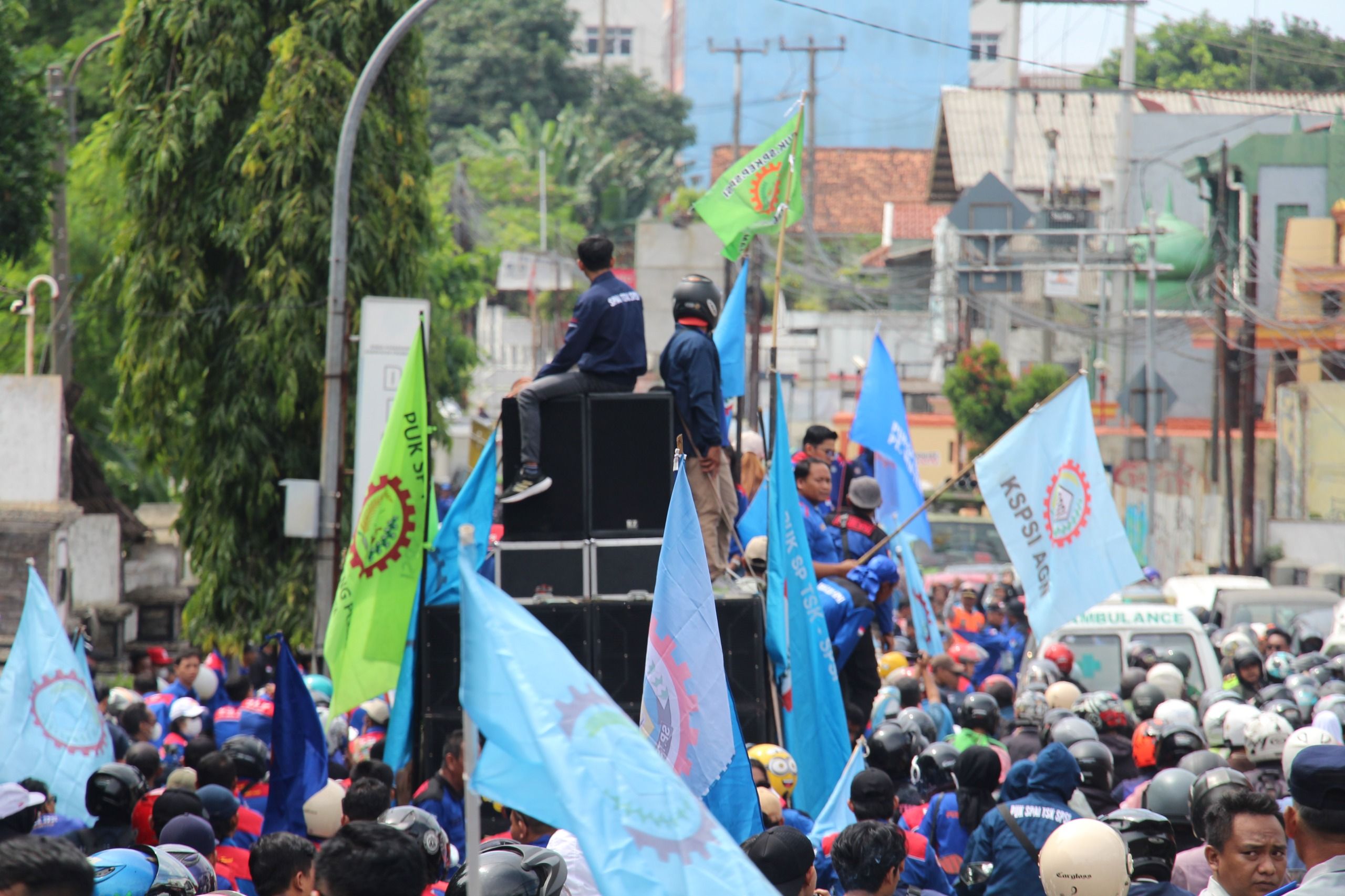 Bentrokan Terjadi antara Pengemudi Ojol dan Massa Aksi di Purwakarta