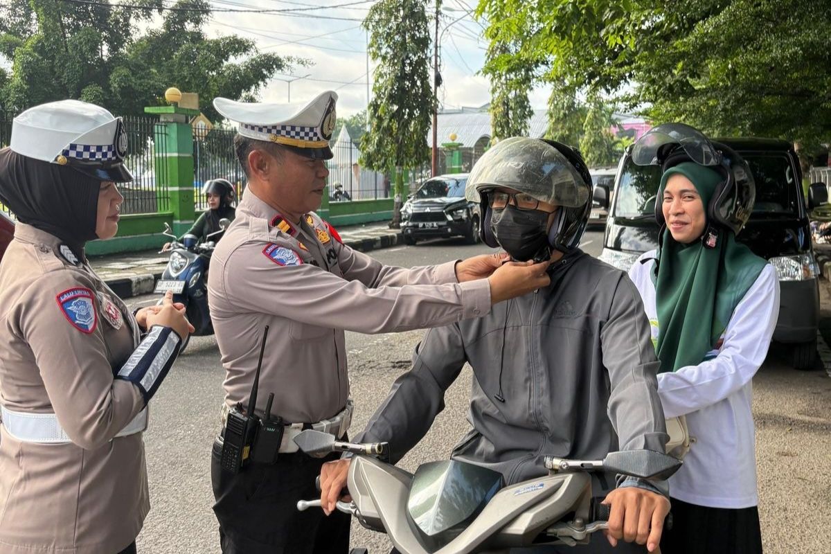 Operasi Lilin 2025: Satlantas Polres Parepare Tegur Pemudik Motor Tak Pakai Helm