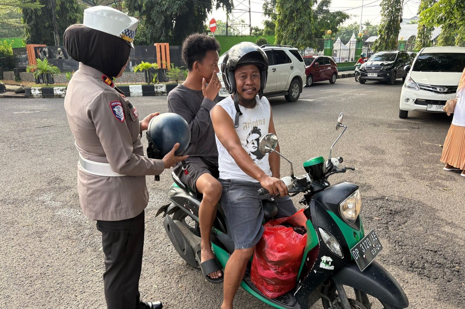 Operasi Lilin 2025: Satlantas Polres Parepare Tegur Pemudik Motor Tak Pakai Helm