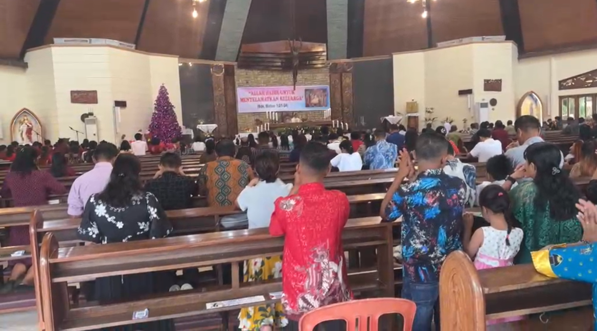 Misa Natal 2025 Katedral Manokwari-Sorong: Pastor Immanuel Ajak Jemaat Rawat Keluarga dengan Kasih