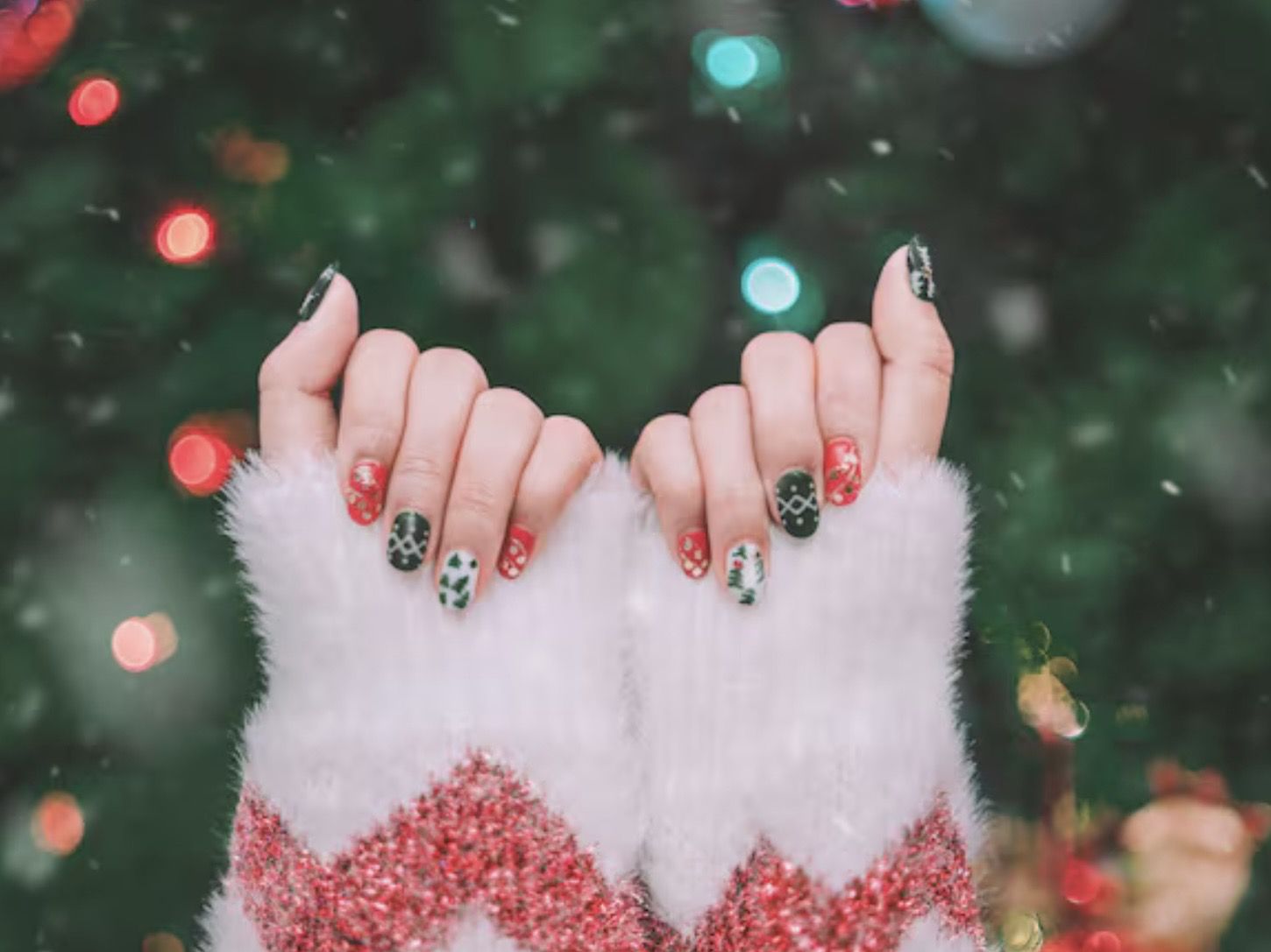 17 Ide Nama Nail Art Tema Natal yang Cute, Aesthetic, dan Bikin Mood Naik