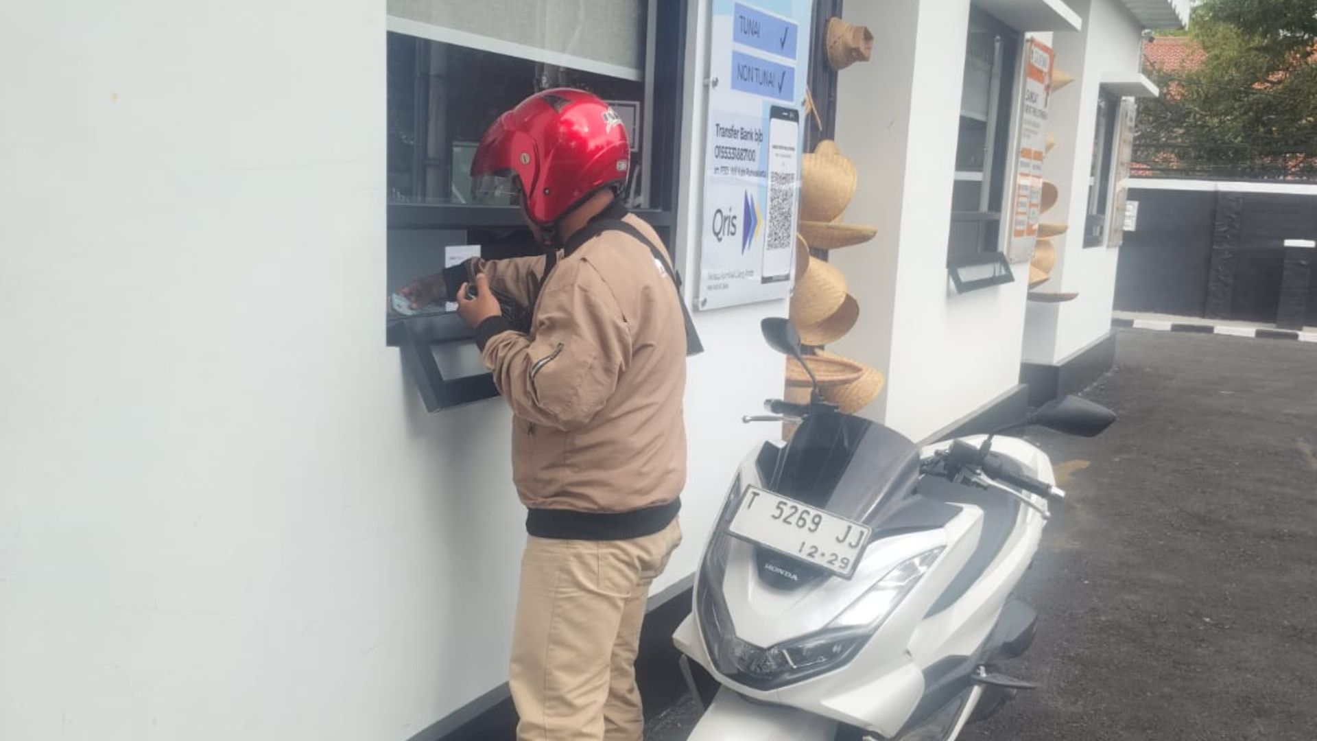Satlantas Polres Purwakarta Permudah Pelayanan STNK Lewat SAMSAT Drive Thru