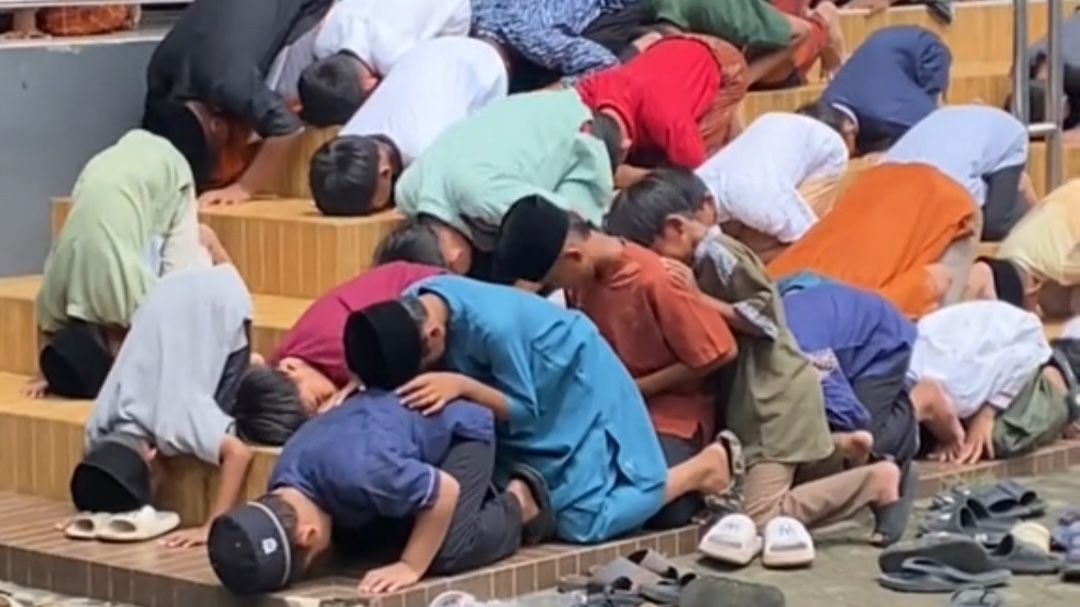 Aksi Unik Bocil Gen Alpha Ikut Salat Jumat di Area Masjid Bikin Warganet Senyum-Senyum