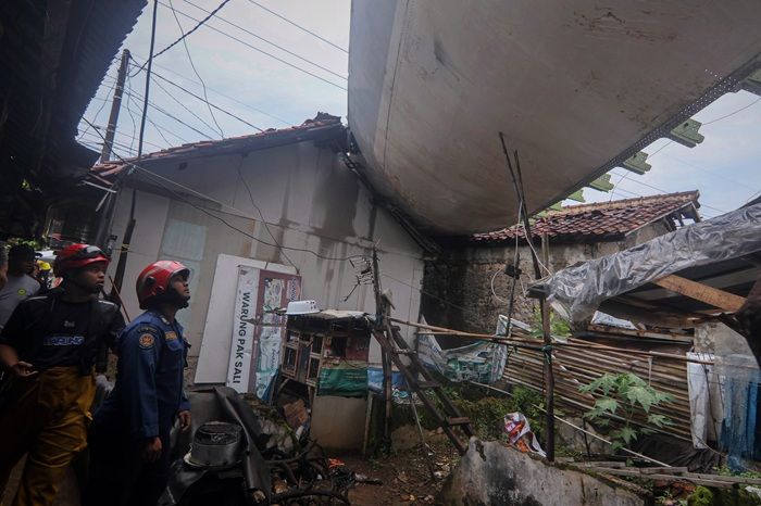 Puting Beliung Rusak 30 Rumah di Pondok Udik Bogor, Dua Tertimpa Potongan Sayap Bangkai Pesawat