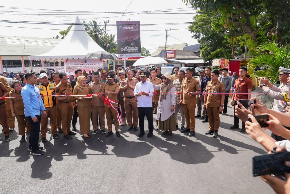 Gubernur Sulsel Resmikan 3 Ruas Jalan Strategis di Bone