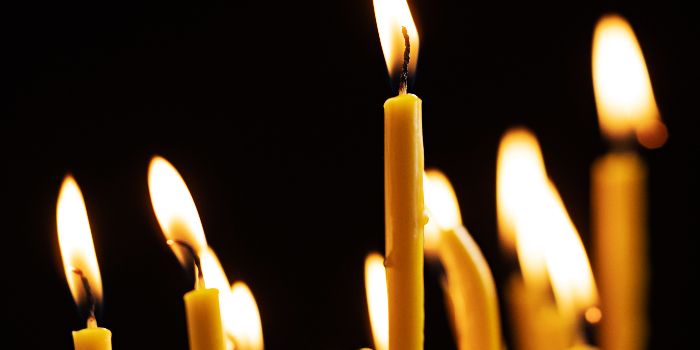 Puluhan Orang Datang Doakan Evia dan Pasang 1000 Lilin Sebagai Dukungan