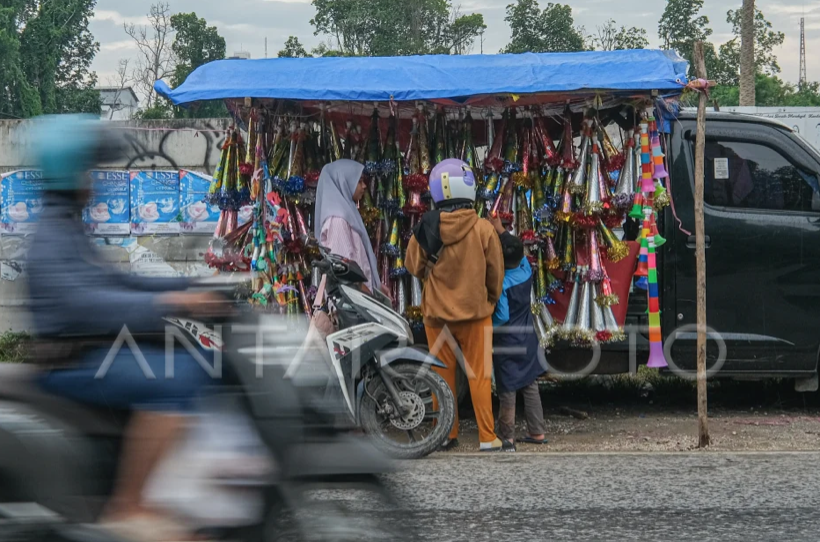 Penjual Terompet Mulai Bermunculan. Tanda Tahun Baru Tinggal Hitungan Hari