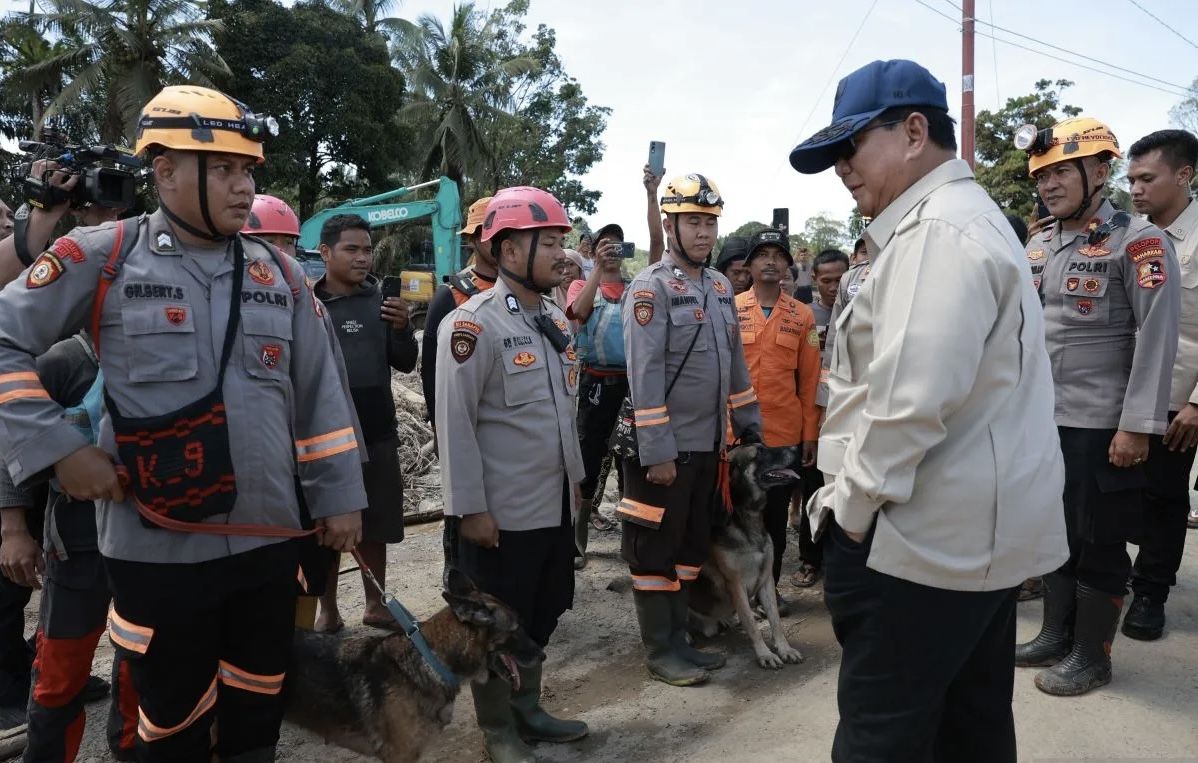 Momen Presiden Prabowo Sapa Polisi dan Warga di Lokasi Pencarian Korban Banjir Tapanuli Selatan