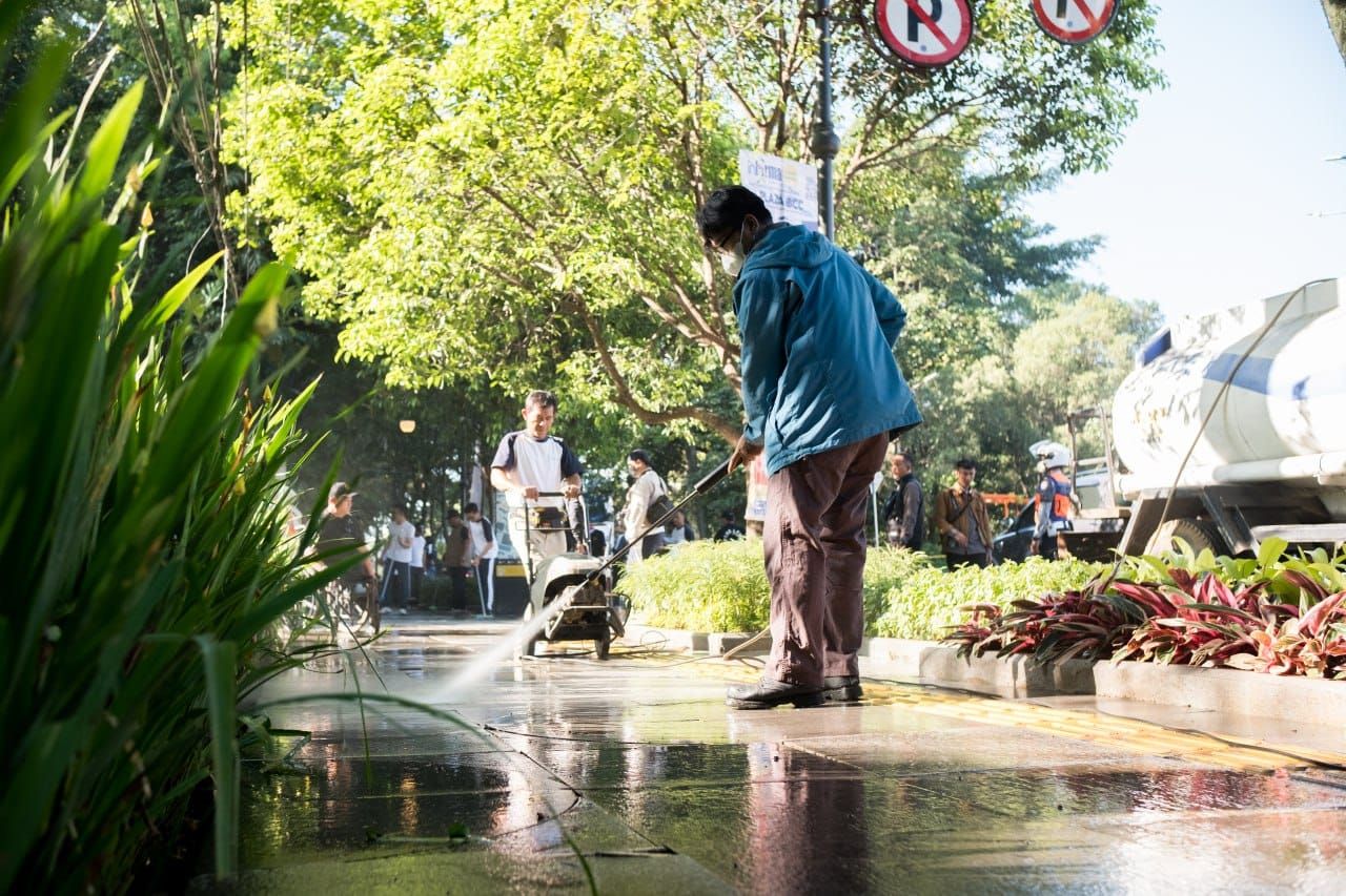 Damkarmatan Bandung Siap Bersihkan Jalan dan Trotoar Usai Malam Tahun Baru 2026