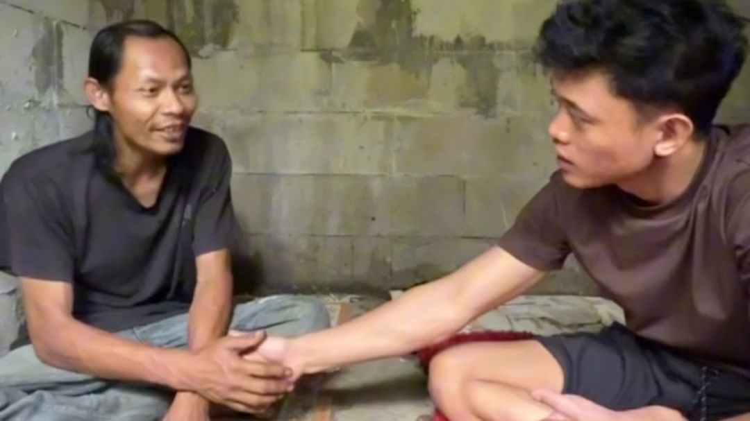 Aksi Kepedulian Cowok Ini Sentuh Hati, Bantu Pria yang Bertahan Hidup Sejak Kelas 6 SD dengan Mungut Rongsok