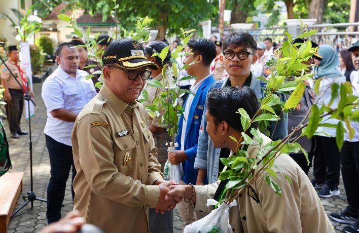 Sedekah Oksigen Banyuwangi Terus Bergulir, Ribuan Bibit Pohon Produktif Dibagikan ke Warga