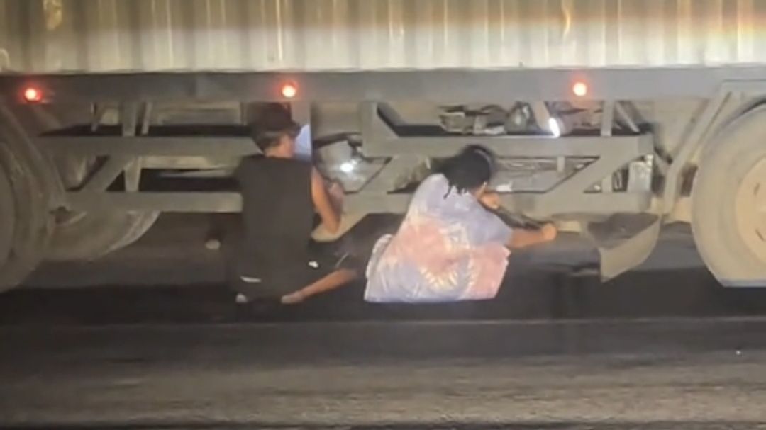 Rezeki Datang Lewat Kesetiaan, Aksi Cewek Temani Pasangan Urus Truk di Malam Gelap Bikin Warganet Tersentuh