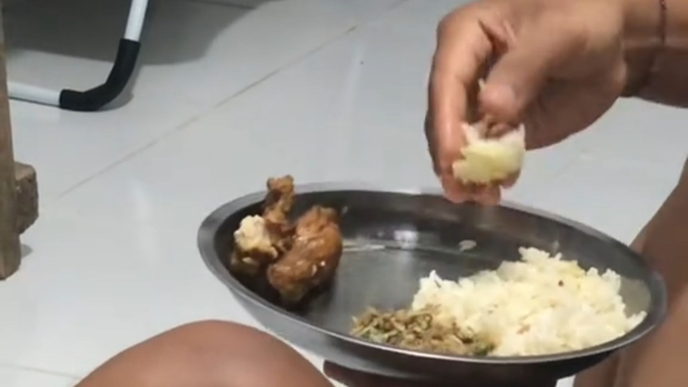 Terungkap Saat Makan, Kebiasaan Aneh Suami Ini Bikin Istri Terdiam Setelah Tahu Kisah Sedih Masa Lalu