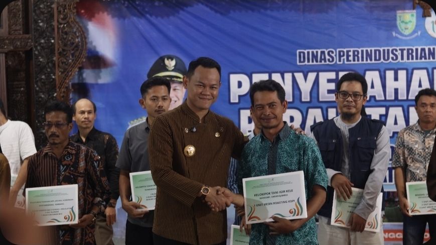 Pelaku Usaha Industri Kreatif di Purbalingga Mendapatkan Bantuan Hibah Berupa Alat Produksi