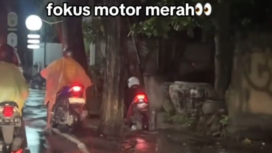 Nekat Lewati Trotoar Saat Banjir, Aksi Pemotor Ini Berujung Masuk Selokan