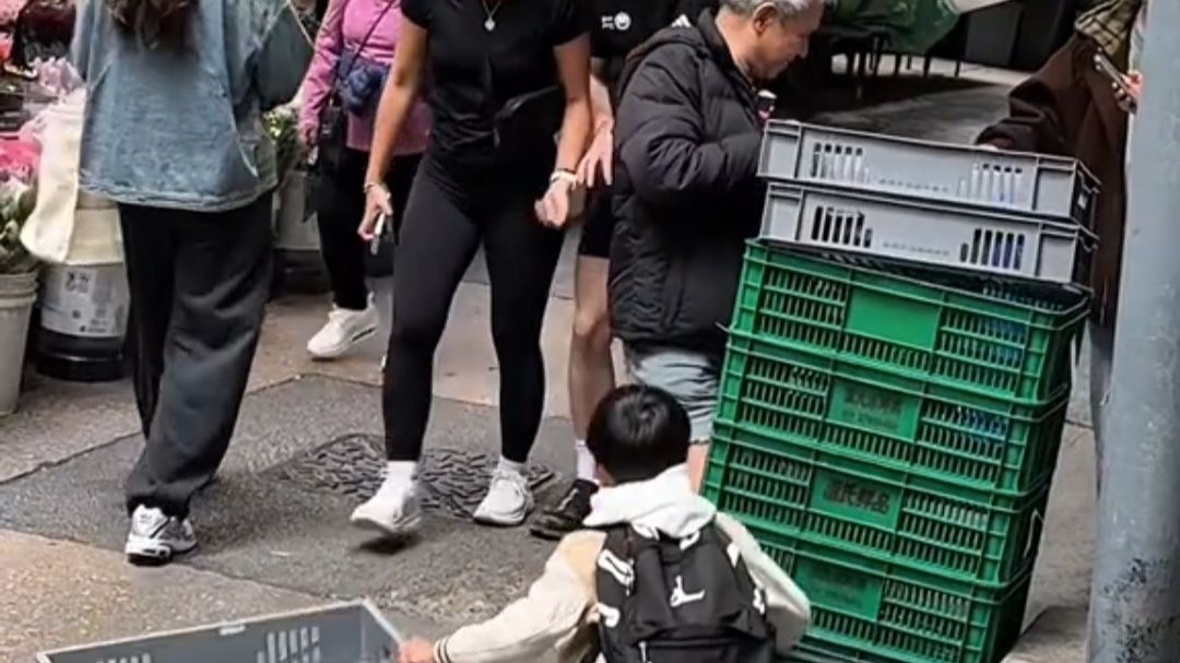Aksi Ibu Ini Abadikan Anak Sulungnya Rapikan Keranjang Kakek Tua yang Jatuh, Bikin Haru