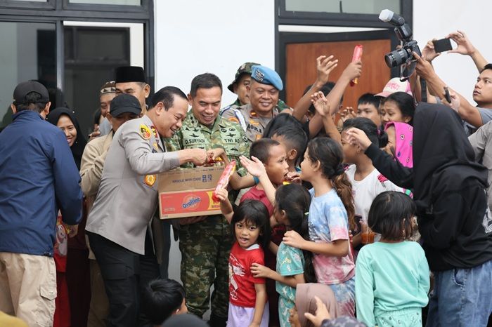 Kapolda-Pangdam Datangi Pengungsi Banjir di Jakut, Pastikan Pelayanan Optimal