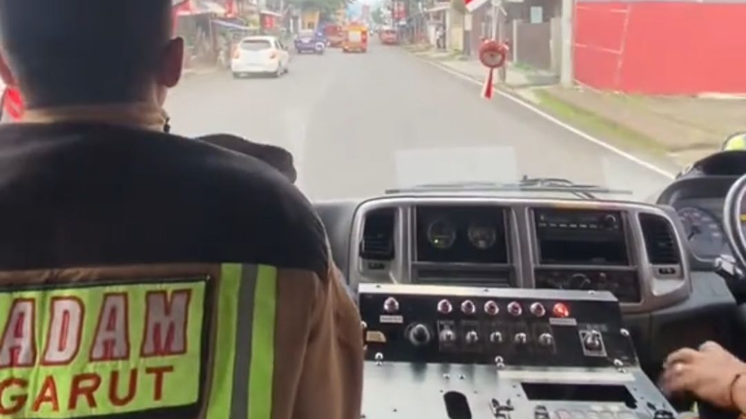Perjalanan Darurat Mobil Damkar Menuju Lokasi Kebakaran Bikin Tegang