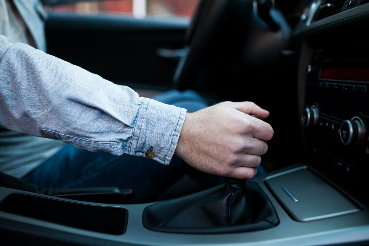 Simak Tips Teknik Mengemudi Mobil Manual agar Tidak Mudah Pegal!