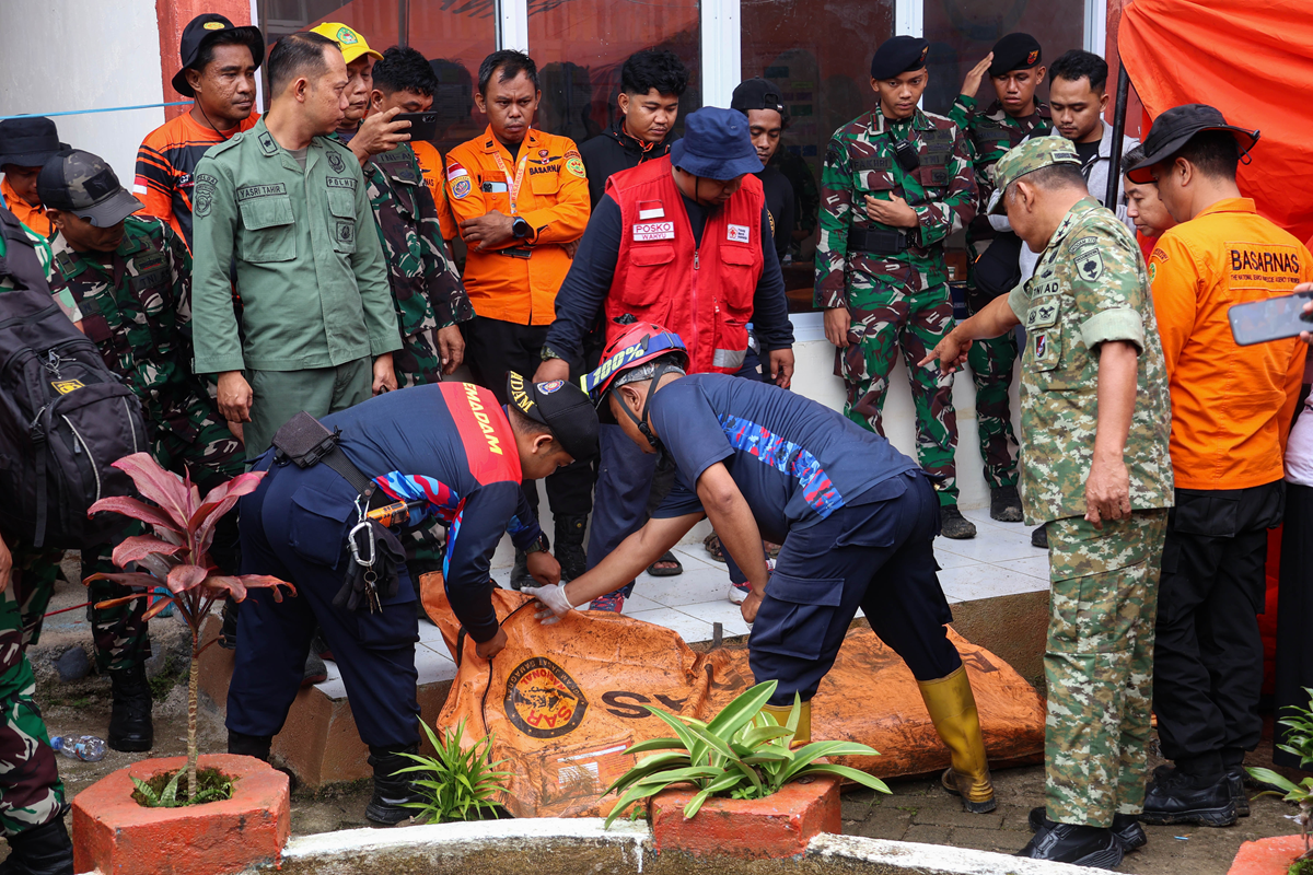 Tim SAR Evakuasi Satu Jasad Korban dan Serpihan Pesawat ATR 42-500