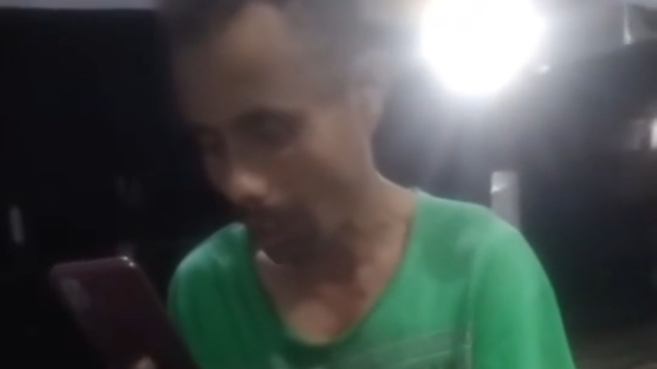 Bapak Perantau Ini Terpaksa Pinjam HP Konter Demi Telepon Keluarga, Empati Warga TikTok Mengalir