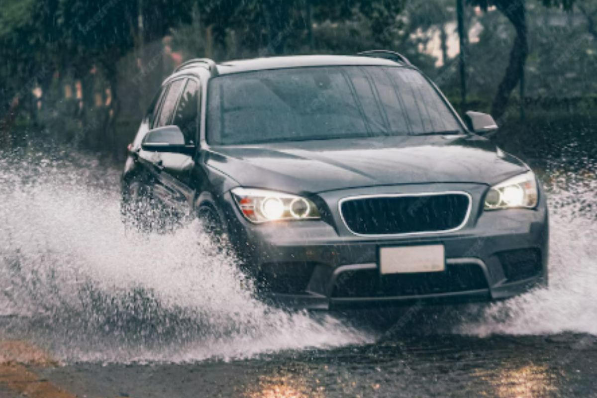Jangan Panik! Begini Cara Menyetir Mobil Manual Saat Banjir dengan Aman