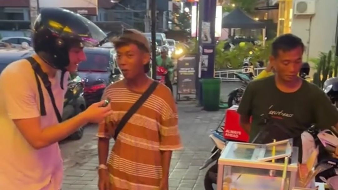 Pedagang Tahu Bulat di Bali Ini Lancar Berbahasa Inggris Saat Diwawancarai oleh Bule