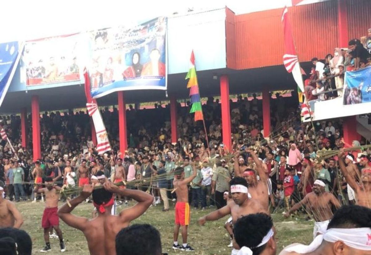 Mengenal Ukuwala Mahiate, Tradisi Pukul Sapu di Maluku Tengah yang Dilakukan Setiap Bulan Syawal
