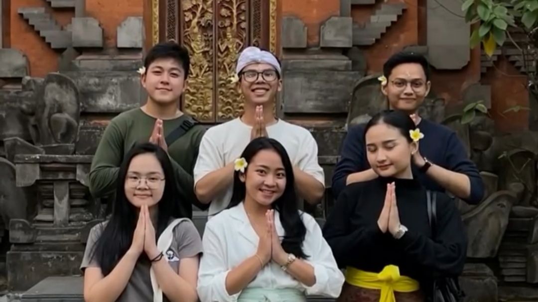 Cowok Ini Cerita Tentang Circle Pertemanan Enam Agama di Lima Tempat Ibadah, Harmoni Bak Kemenag