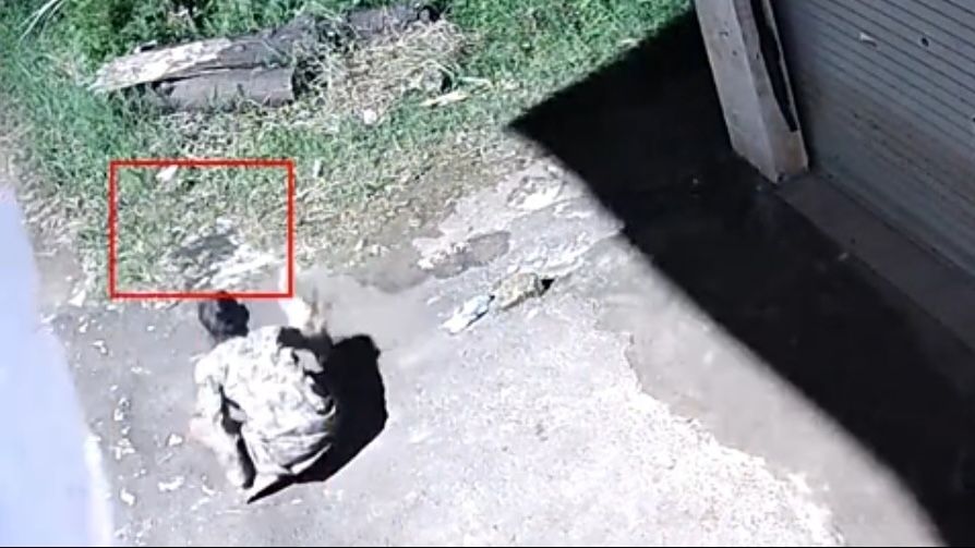Nenek Ini Bertahan di Depan Warung hingga Pagi Hari karena Alasan Tak Terduga