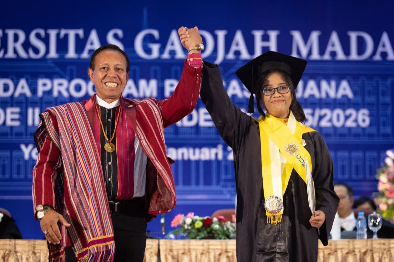 Dari Anak Penjual Roti Hingga Menteri dan Rektor, Lika - Liku Perjungan Manuel Vong, Wisudawan Pascarsarjana UGM