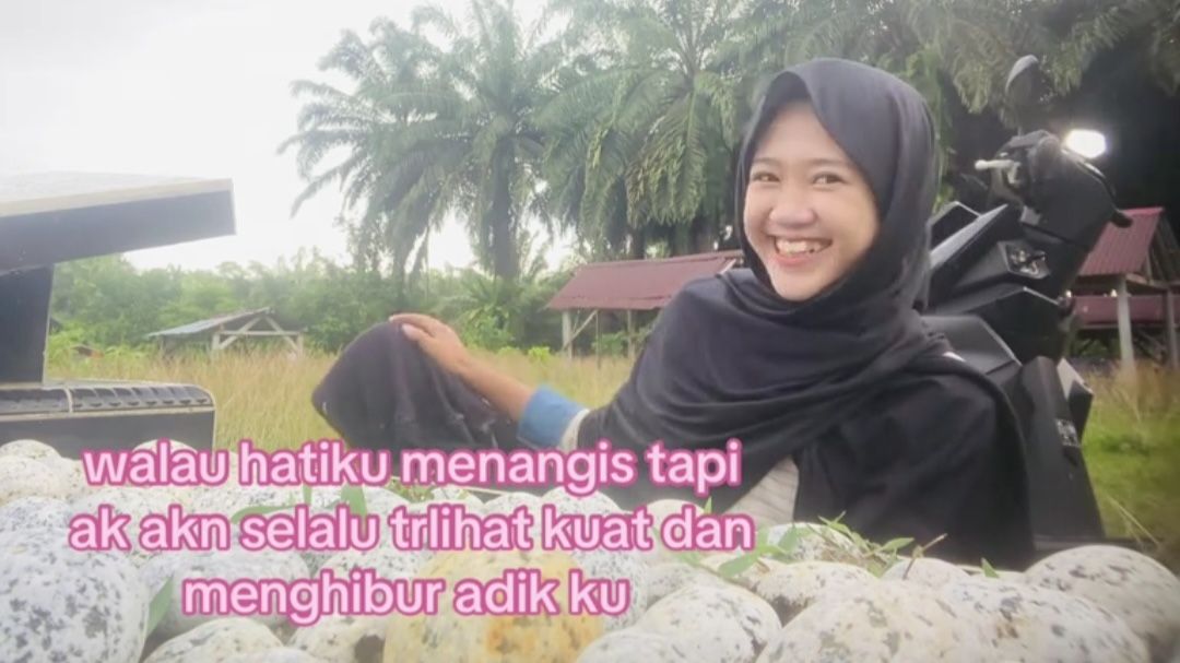 Ziarah ke Makam Ibu, Kakak Perempuan Ini Menyimpan Tangis dan Tetap Kuat Demi Adiknya