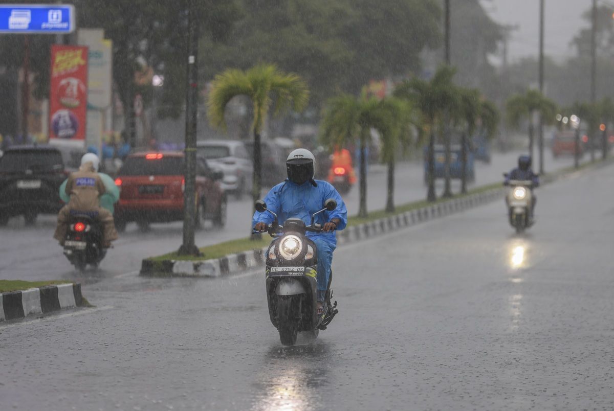 Hujan Guyur Jakarta hingga Siang Ini, 17 Jalan dan 12 RT Tergenang