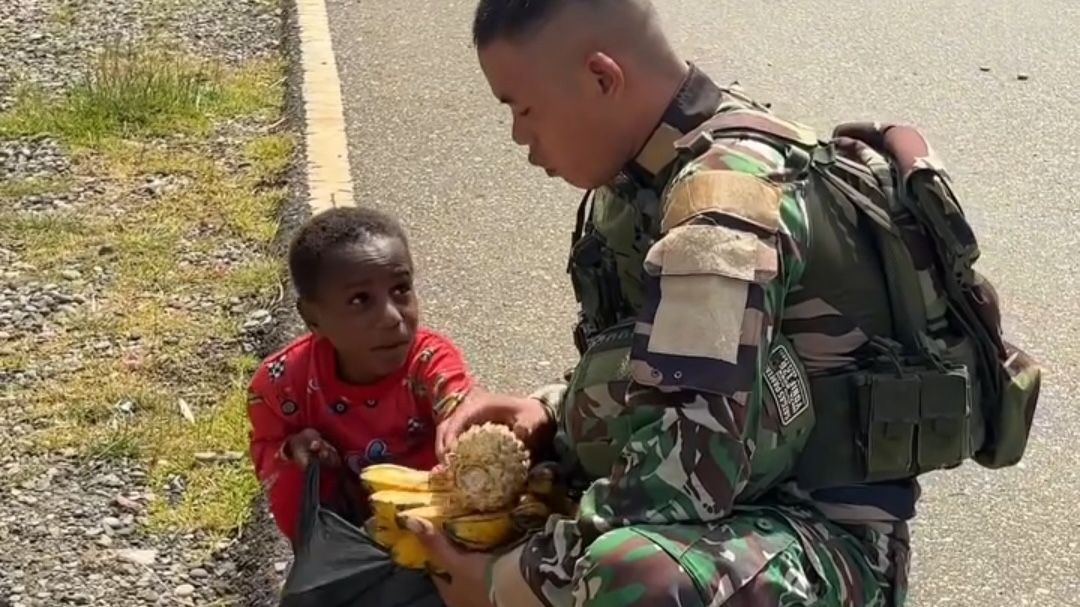 Aksi Tulus Anak Kecil di Papua Berbagi Buah Kepada TNI di Jalan Raya, Bikin Hati Tersentuh